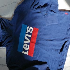 Cropped Levi's hoodie